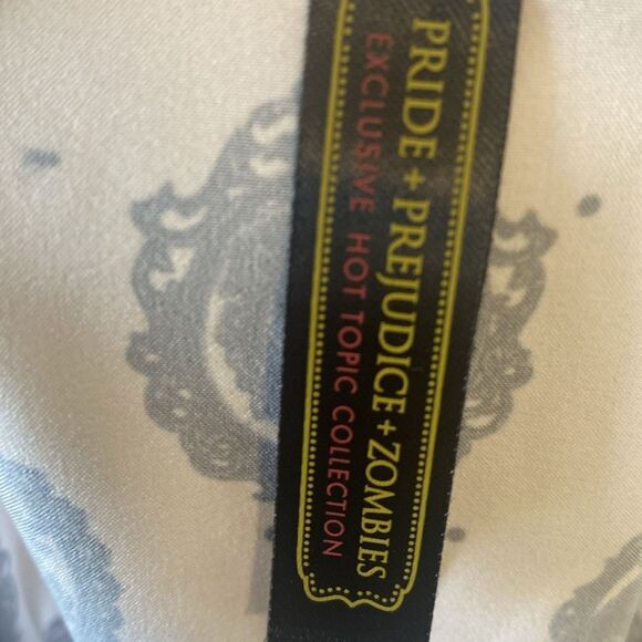 Hot Topic Pride & Prejudice Zombie Collection Cameo Print Tank Top w Lace Hem - Picture 3 of 7